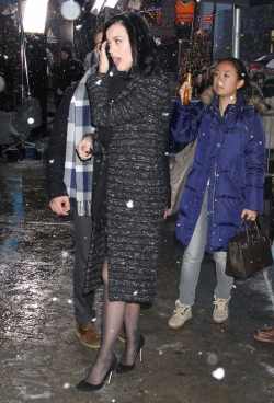 Katy Perry, abrigada hasta los tobillos