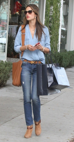 Alessandra Ambrosio, de compras navideñas por Beverly Hills