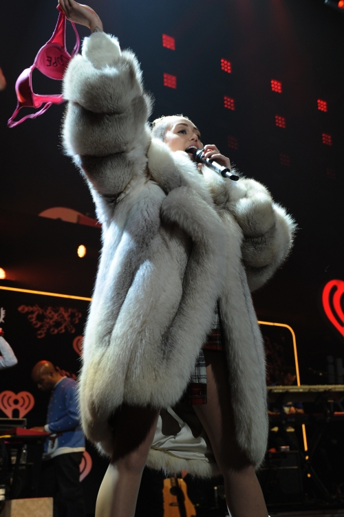Miley Cyrus dejó de lado los 'tops' y se pasó al abrigo de piel