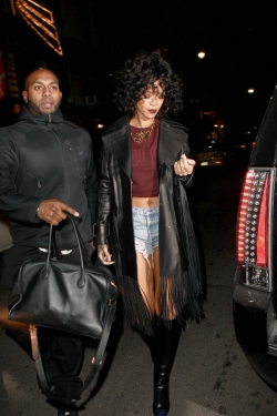 Rihanna se cambia el look para la Navidad