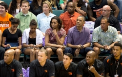 La familia Obama empieza las vacaciones de Navidad en el baloncesto