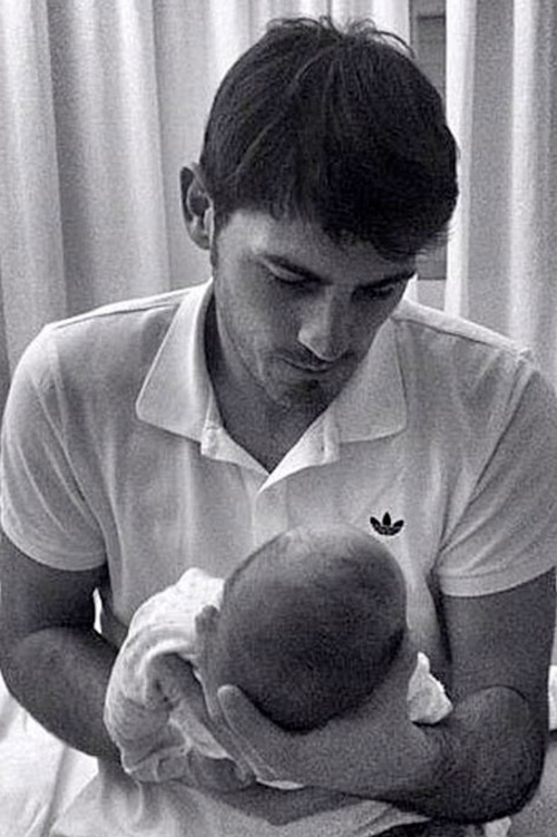 Iker Casillas presenta a su hijo Martín