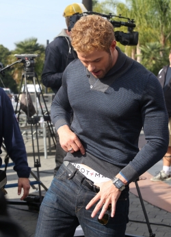 A Kellan Lutz, el supuesto novio de Miley Cyrus, también le va el exhibicionismo