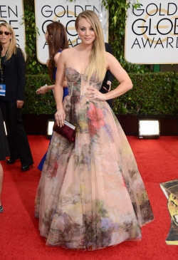 Kaley Cuoco, guapa pero hortera en los Globos de Oro 2014