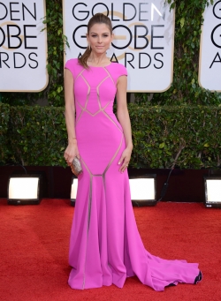 Maria Menounos, una rosa sobre el rojo de los Globos de Oro 2014