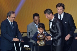 Cristiano Ronaldo y su hijo Cristiano JR recogen el Balón de Oro