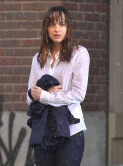 Dakota Johnson sufre la lluvia en el rodaje de 50 sombras de Grey