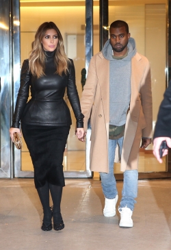 Kim Kardashian, con este look, no consigue disimular sus kilitos de más