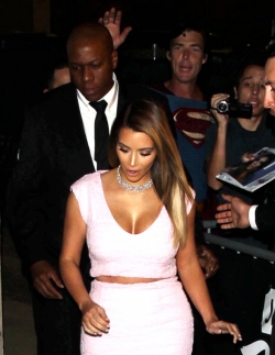 Kim Kardashian provoca con su sexy look hasta a Superman