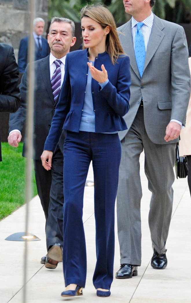 Letizia, con un look de chaqueta y pantalón poco sensual