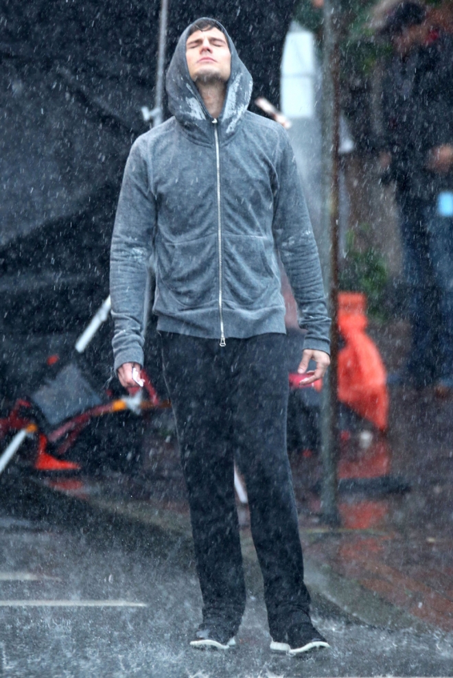 Jamie Dornan, en el rodaje de 50 sombras de Grey, igual de sexy bajo la lluvia