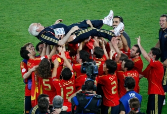 Luis Aragonés, manteado tras ganar la Eurocopa de 2008