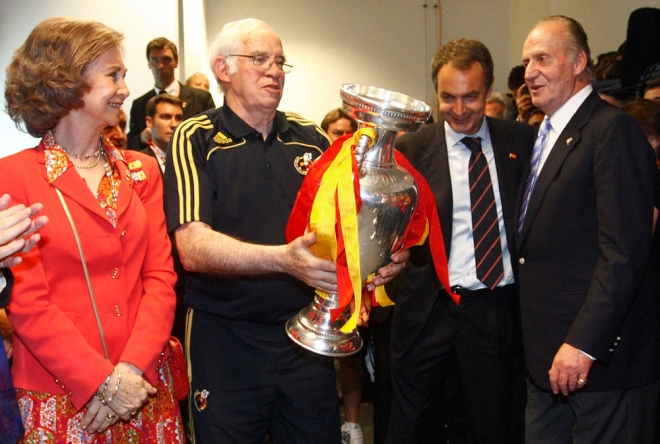 Luis Aragonés, ofreciendo la Eurocopa a los Reyes de España