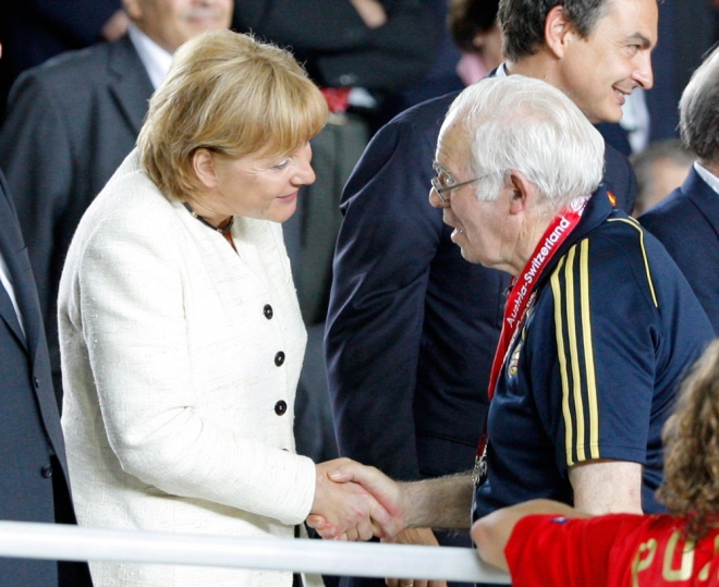 Luis Aragonés, hablando con la canciller alemana Angela Merkel