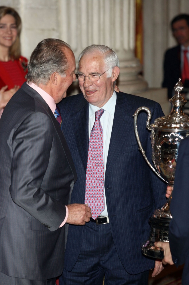 Luis Aragonés, saludando al Rey Juan Carlos en el Palacio de Zarzuela