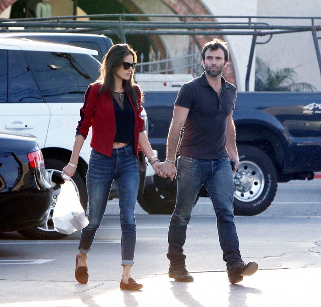 Alessandra Ambrosio, de paseo con su marido con un look informal