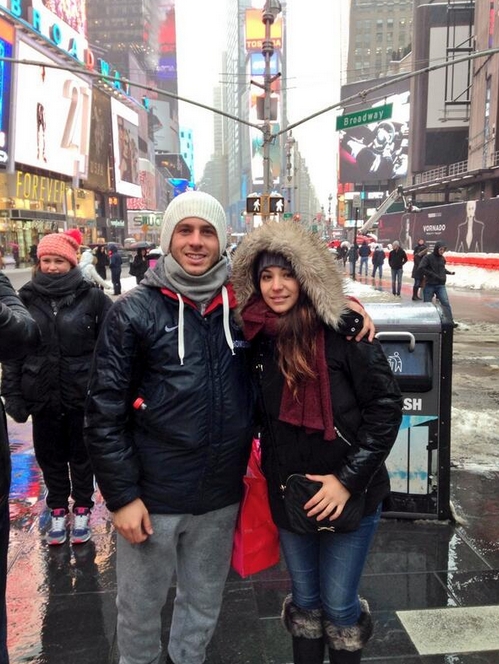 Sonia Walls y Kristian GH, en el Times Square de Nueva York
