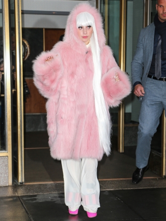 Lady Gaga, de lo más hortera con un abrigo de piel rosa
