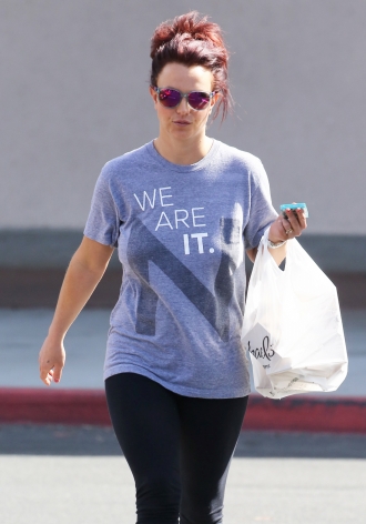 Britney Spears se tiñe de rojo en medio de un alud de críticas