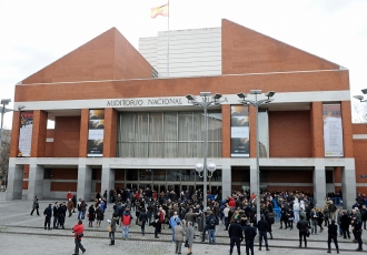 El Auditorio Nacional, la capilla ardiente de Paco de Lucía en Madrid, abarrotado