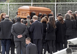 El cuerpo de Paco de Lucía, transportado al interior de la capilla ardiente