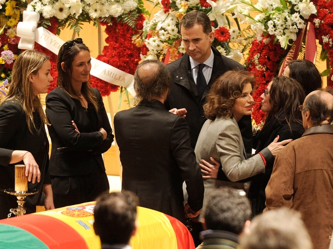 Ana Botella, alcaldesa de Madrid, da el pésame a la familia de Paco de Lucía