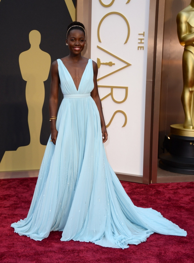 Lupita Nyong'o, en la alfombra roja de los Oscars 2014