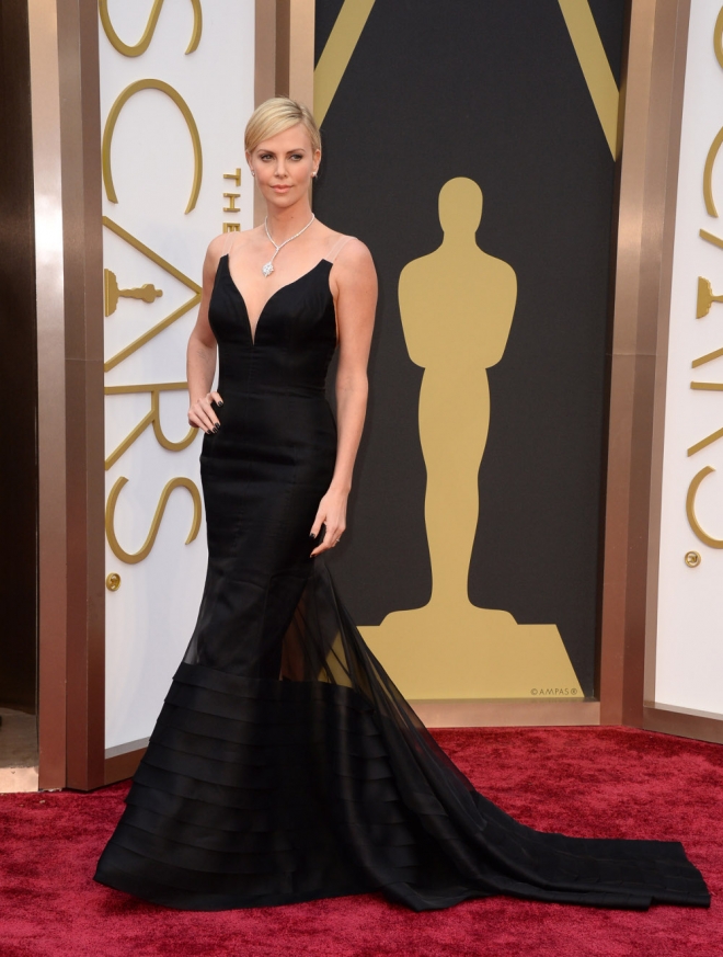 Charlize Theron, en la alfombra roja de los Oscars 2014