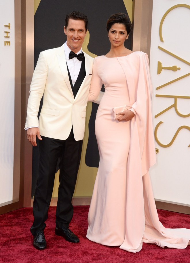 Matthew McConaughey y Camila Alves, en la alfombra roja de los Oscars 2014