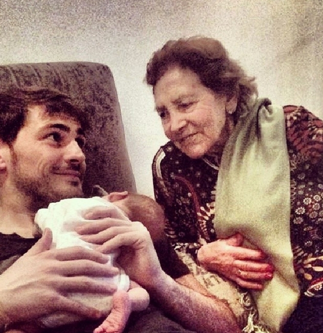 La abuela de Iker Casillas, orgullosa de su nieto y de su bisnieto