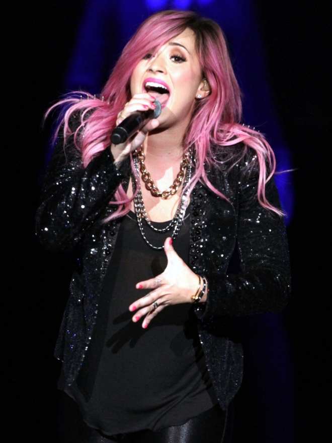 Demi Lovato se tiñe de rosa fucsia