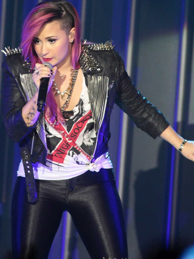 Demi Lovato, teñida de rosa con media cabeza rapada