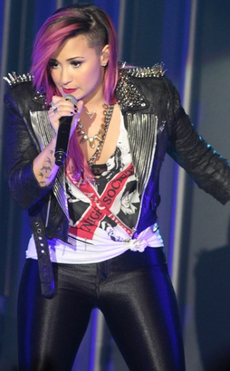 Demi Lovato se arriesga con el rosa fucsia y media cabeza rapada