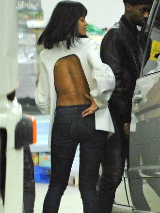 Rihanna y su escote extraño para rascarse la espalda