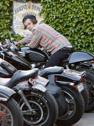 Harry Styles saca su lado más motero
