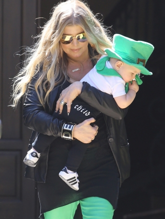 Fergie y su pequeño, listos para celebrar San Patricio
