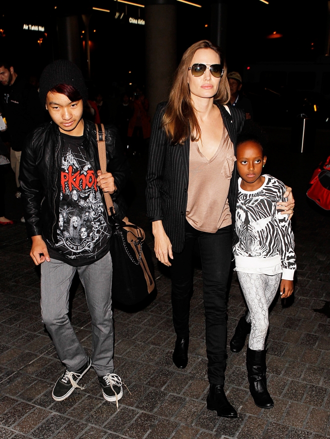 Angelina Jolie, acompañada de los pequeños Maddox y Zahara