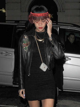 Rihanna no encontró un tocado más feo que ponerse