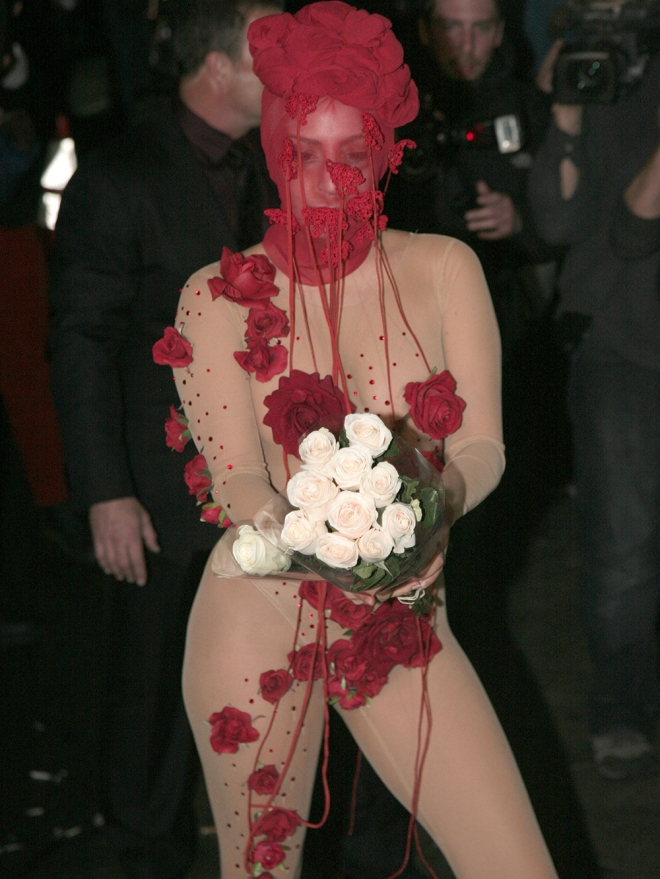 El excéntrico y atrevido look de Lady Gaga: ¡vestida de rosa!