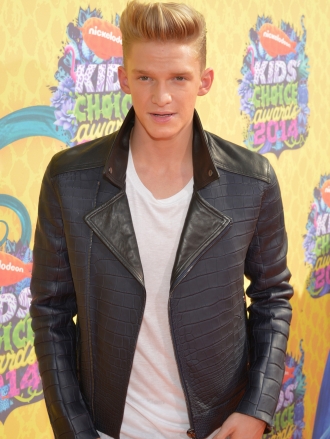 Cody Simpson, con cazadora de cuero en los Kids Choice Awards 2014