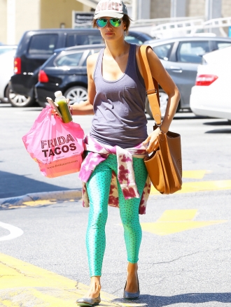 Alessandra Ambrosio, con leggins verdes y gorra para ir a comprar