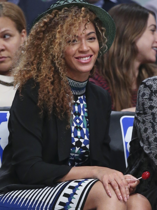 Beyoncé, radiante disfrutando de un partido de baloncesto de la NBA