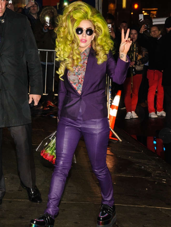 Lady Gaga y su peluca, ¿una Barbie o Krusty el Payaso?