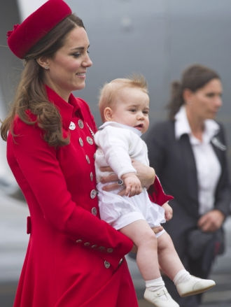 Kate Middleton, de rojo pasión para el primer viaje de su hijo Jorge