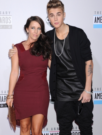 Justin Bieber y su joven madre Patty Mallete