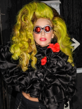 Lady Gaga, de noche con gafas de ciencia ficción y peluca amarilla