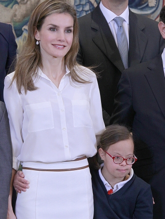 Letizia, un look ibicenco para visitar a niños con Síndrome de Down
