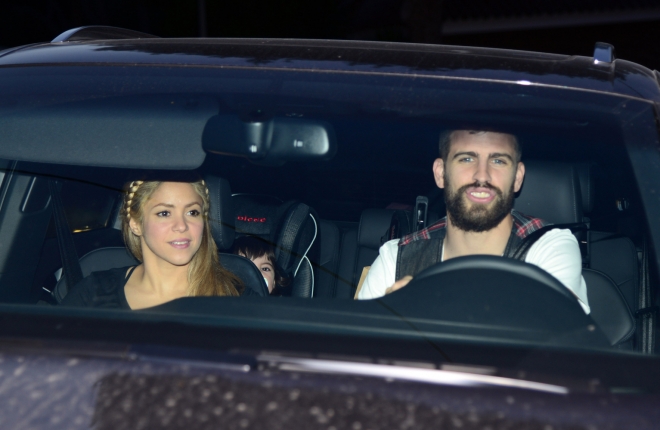 Piqué y Shakira, en el coche con el pequeño Milan