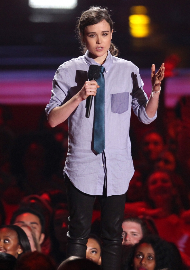 Ellen Page, sencilla en el escenario durante los MTV Movie Awards 2014