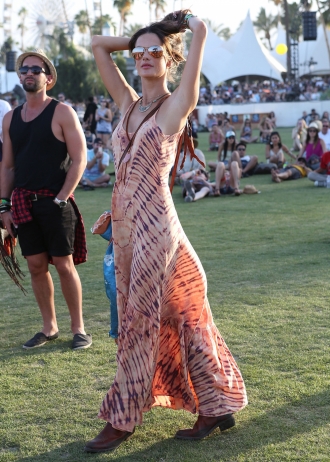 Alessandra Ambrosio, totalmente hippie disfrutando de un finde musical